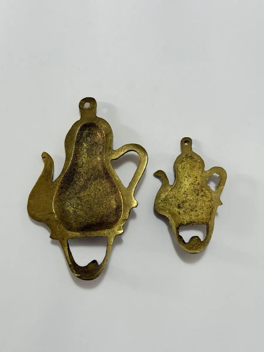 2 Ganchos De Parede Antigos Em Metal Dourado Formato Bule