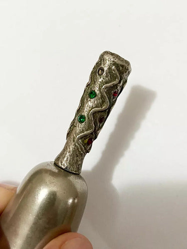 Sino Antigo Em Metal Prata Com Cabo Decorado E Pedras