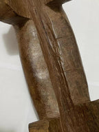Escultura antiga Banquinho artesanal indígena em madeira