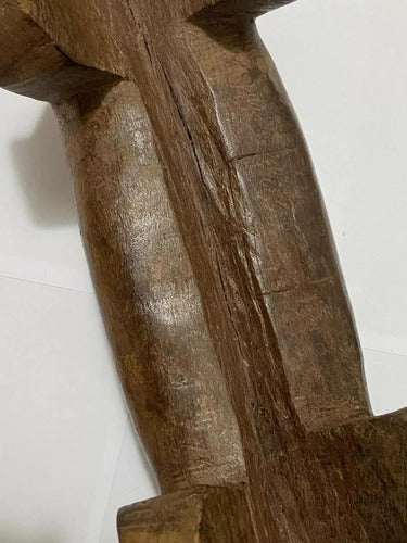 Escultura antiga Banquinho artesanal indígena em madeira