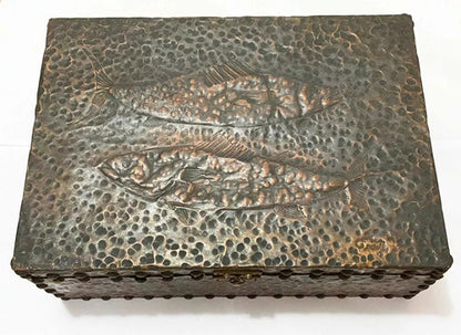 Caixa Antiga Cobre Repuxado Com Detalhe Peixes - Assinada