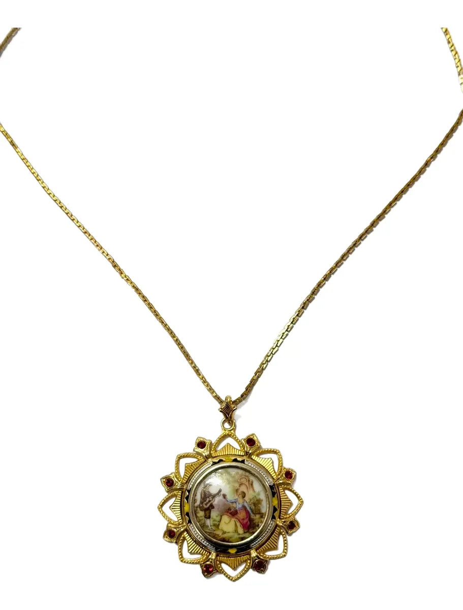 Colar Medalhão Antigo Com Miniatura Cena Romântica Dourado Único