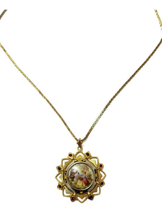 Colar Medalhão Antigo Com Miniatura Cena Romântica Dourado Único