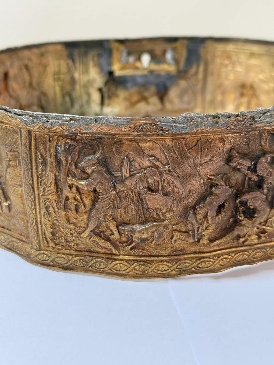 Antigo Aro Dourado Com Cenas Medievais Em Relevo