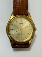 Relógio Antigo Lorus Japonês V821-066 Dourado Pulseira Couro Dourado