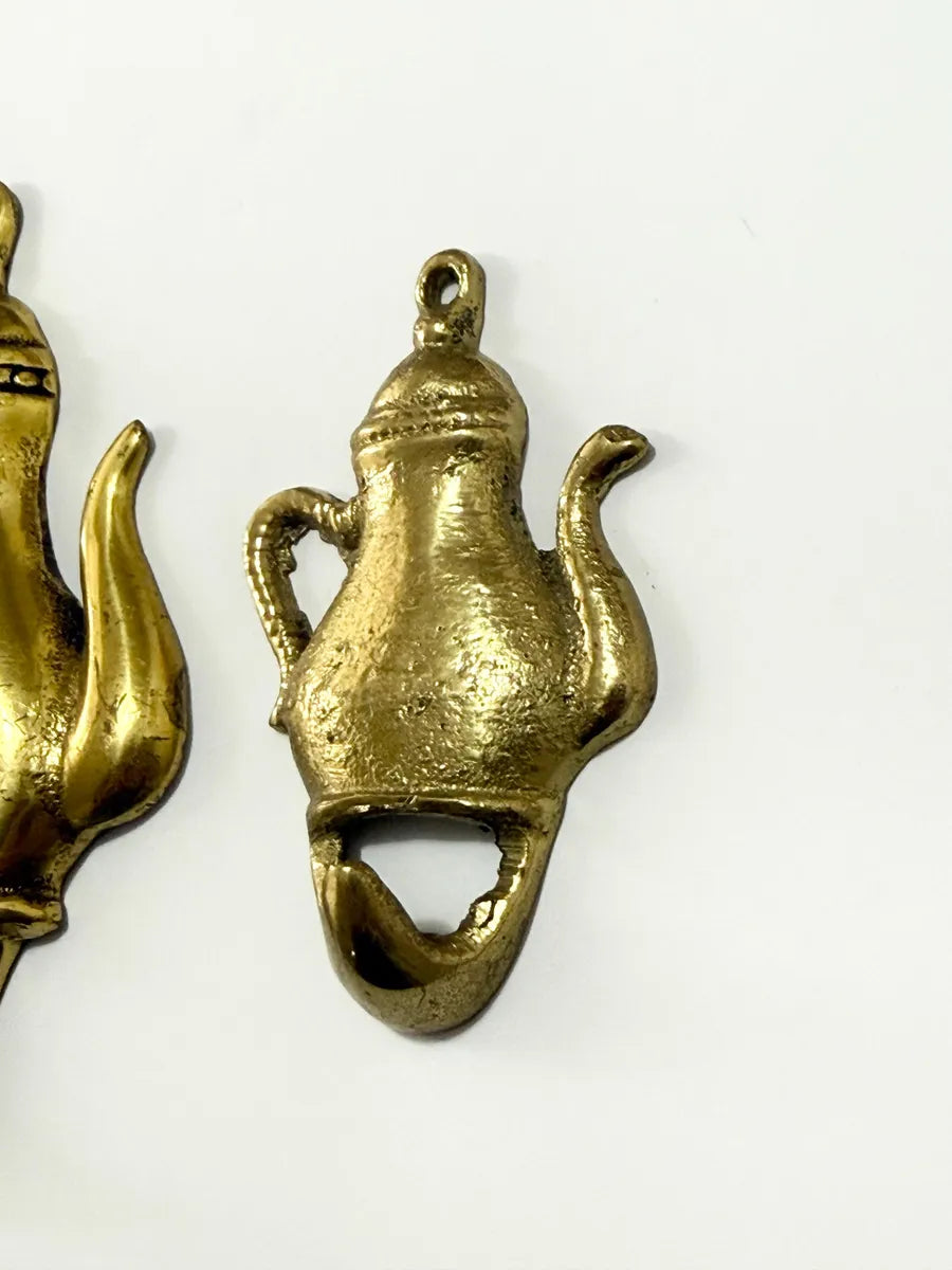 2 Ganchos De Parede Antigos Em Metal Dourado Formato Bule