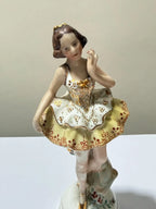 Estatueta Antiga Bailarina De Porcelana Pintada À Mão