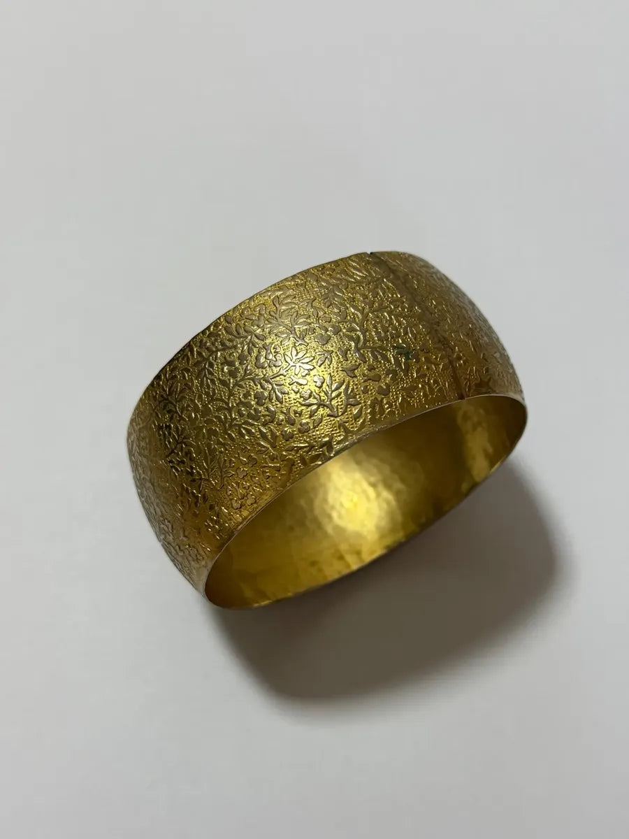 Bracelete Antigo Largo Em Metal Dourado Com Relevo Floral