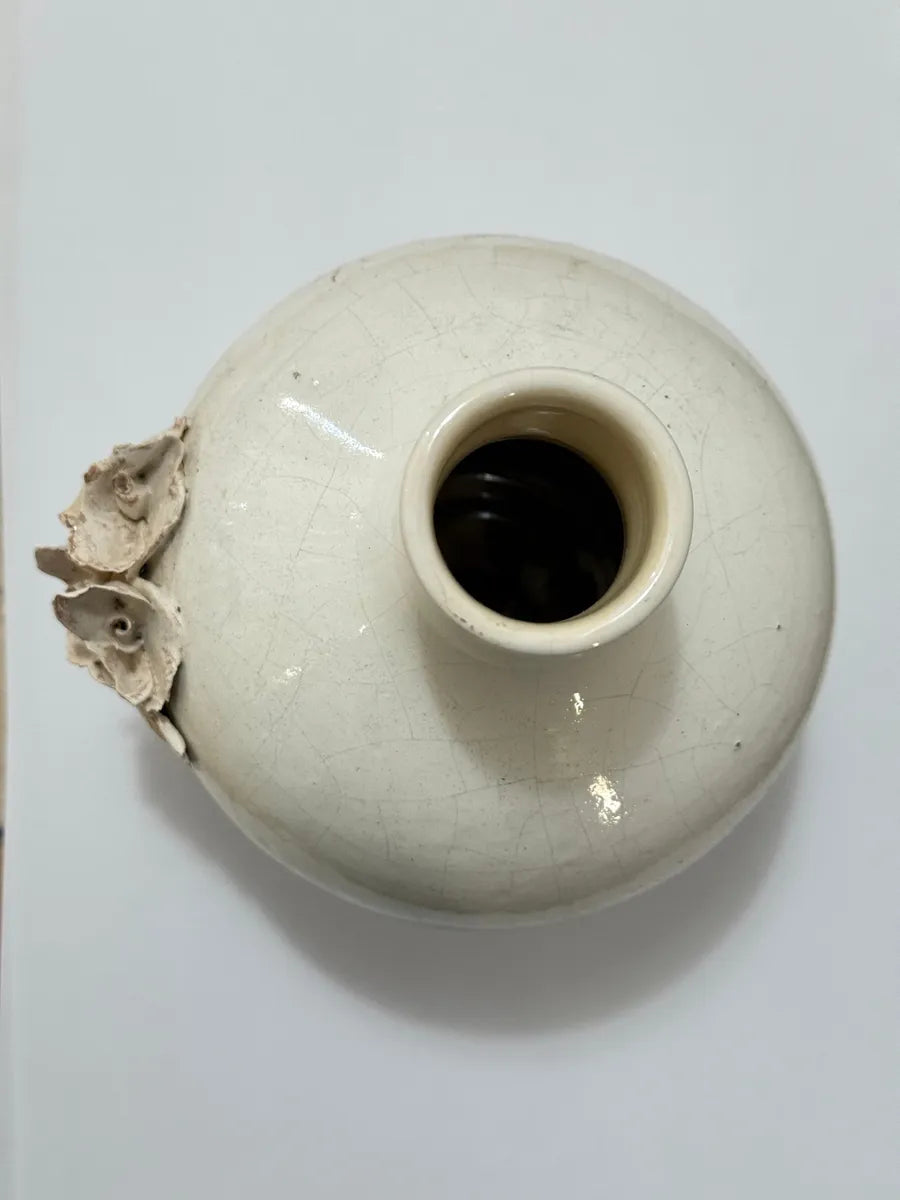 Vaso Antigo Em Cerâmica Craquelada Com Flor Em Alto Relevo