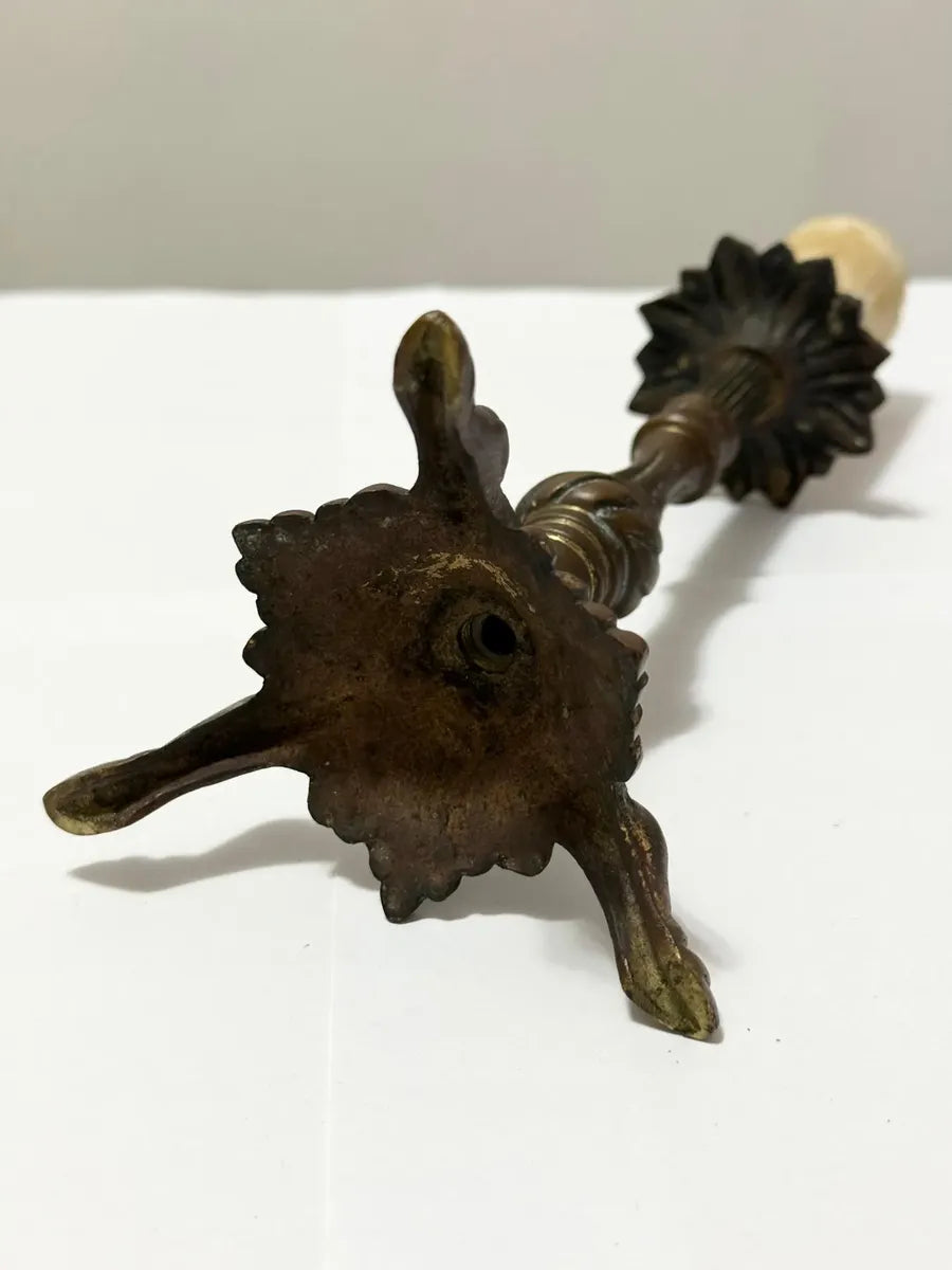 Castiçal Antigo Bronze Com Base Ornada