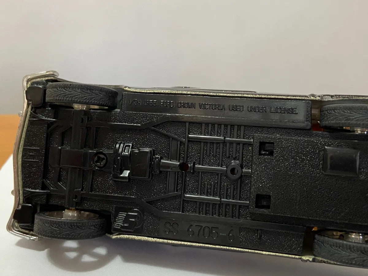 Antiga Miniatura Ford Fairlane Crown Victoria 1955 1:24 Branco