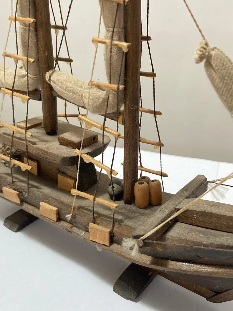 Antiga Miniatura De Navio Veleiro Artesanal Em Madeira