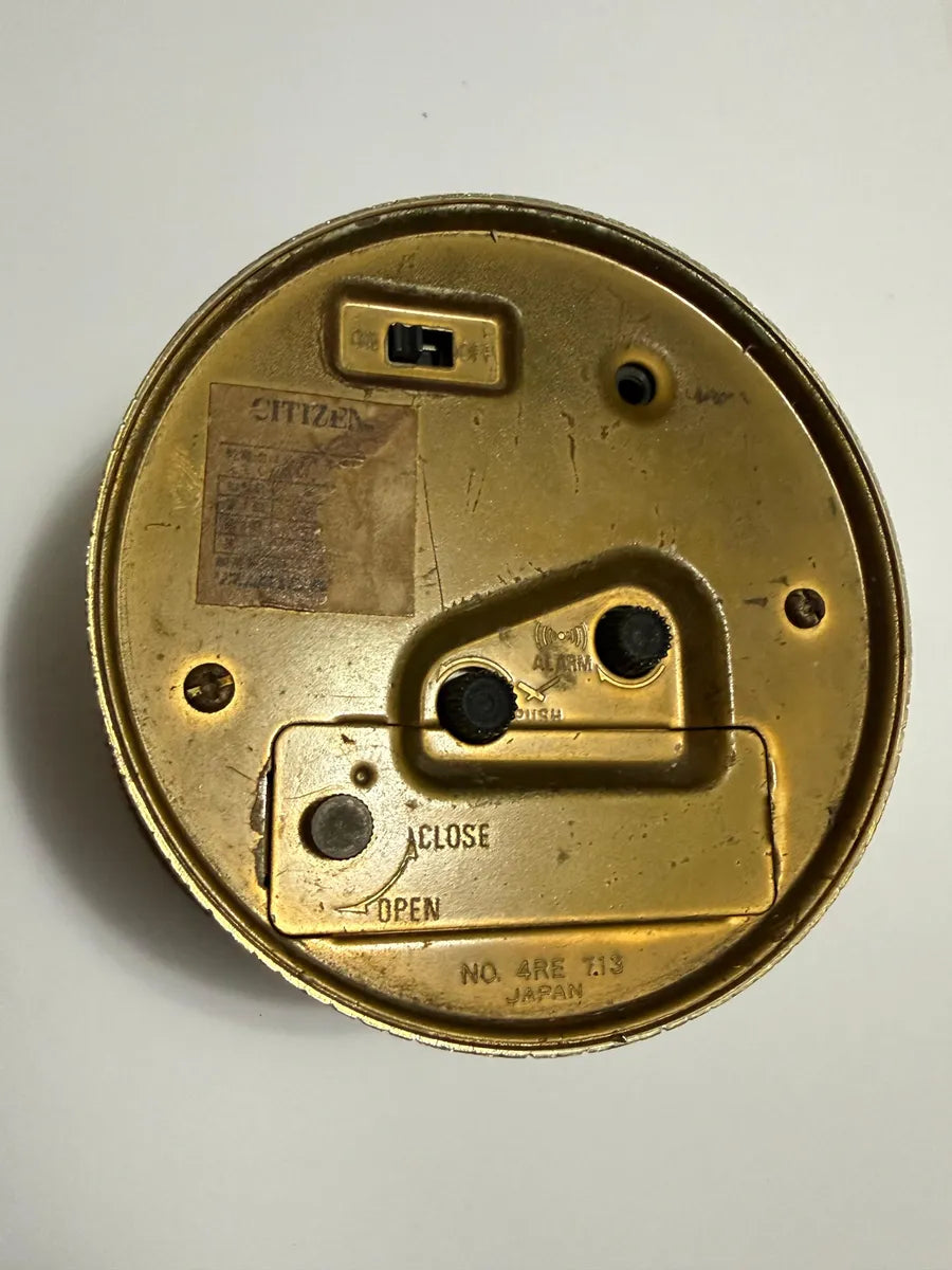 Relógio De Mesa Antigo Citizen Japão Dourado Tampa Decorada