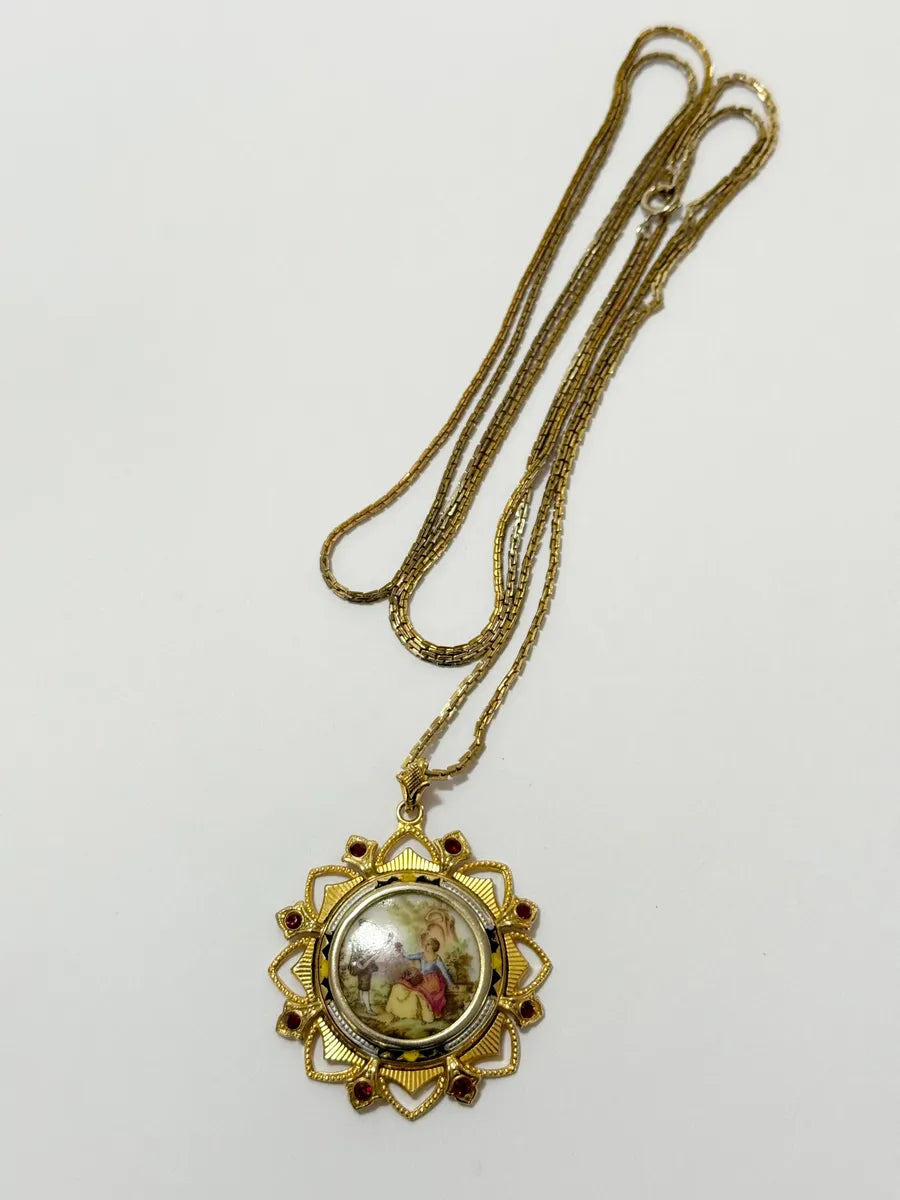 Colar Medalhão Antigo Com Miniatura Cena Romântica Dourado Único