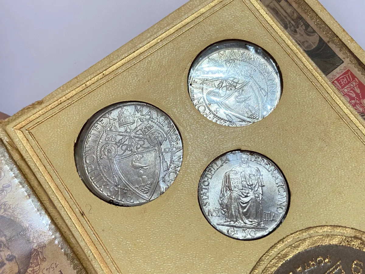 Antigo Souvenir Vaticano Ano Santo 1950 com Moedas e Selos