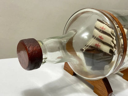 Miniatura Antigo Navio Em Garrafa De Vidro E Base De Madeira