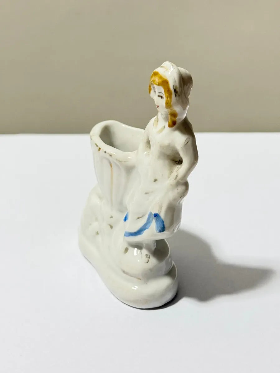 Bibelô Paliteiro Antigo Em Porcelana Dama Com Concha
