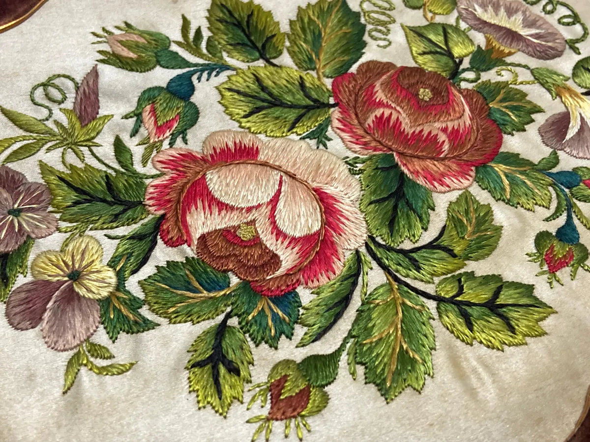 Quadro Antigo Bordado Floral Em Tecido com bordado colorido de flores em detalhes.