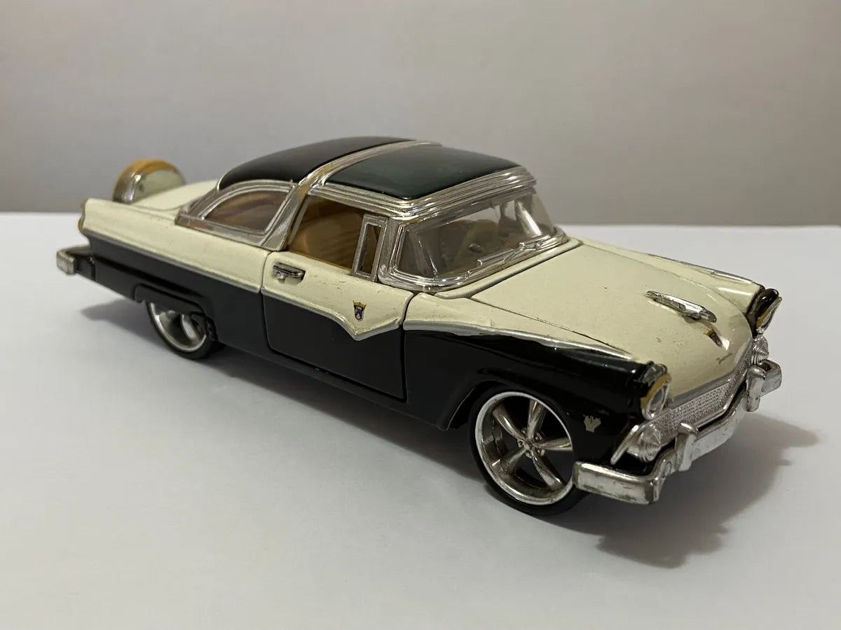 Antiga Miniatura Ford Fairlane Crown Victoria 1955 1:24 Branco