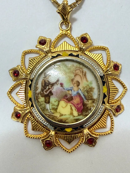 Colar Medalhão Antigo Com Miniatura Cena Romântica Dourado Único