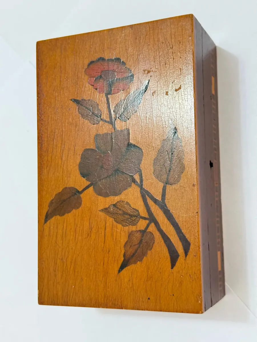 Caixa Antiga Em Madeira Marchetada Com Chave Desenho Floral