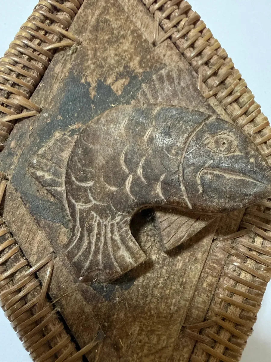 Caixinha Antiga Oriental Madeira E Palha Com Peixe Entalhado