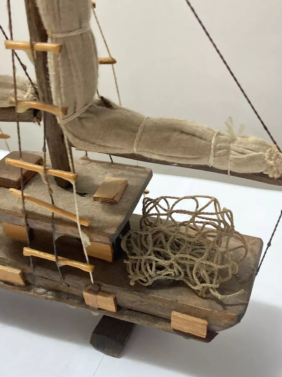 Antiga Miniatura De Navio Veleiro Artesanal Em Madeira