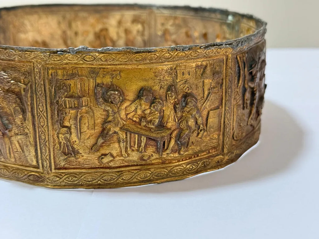 Antigo Aro Dourado Com Cenas Medievais Em Relevo