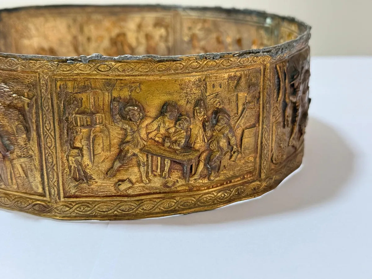 Antigo Aro Dourado Com Cenas Medievais Em Relevo