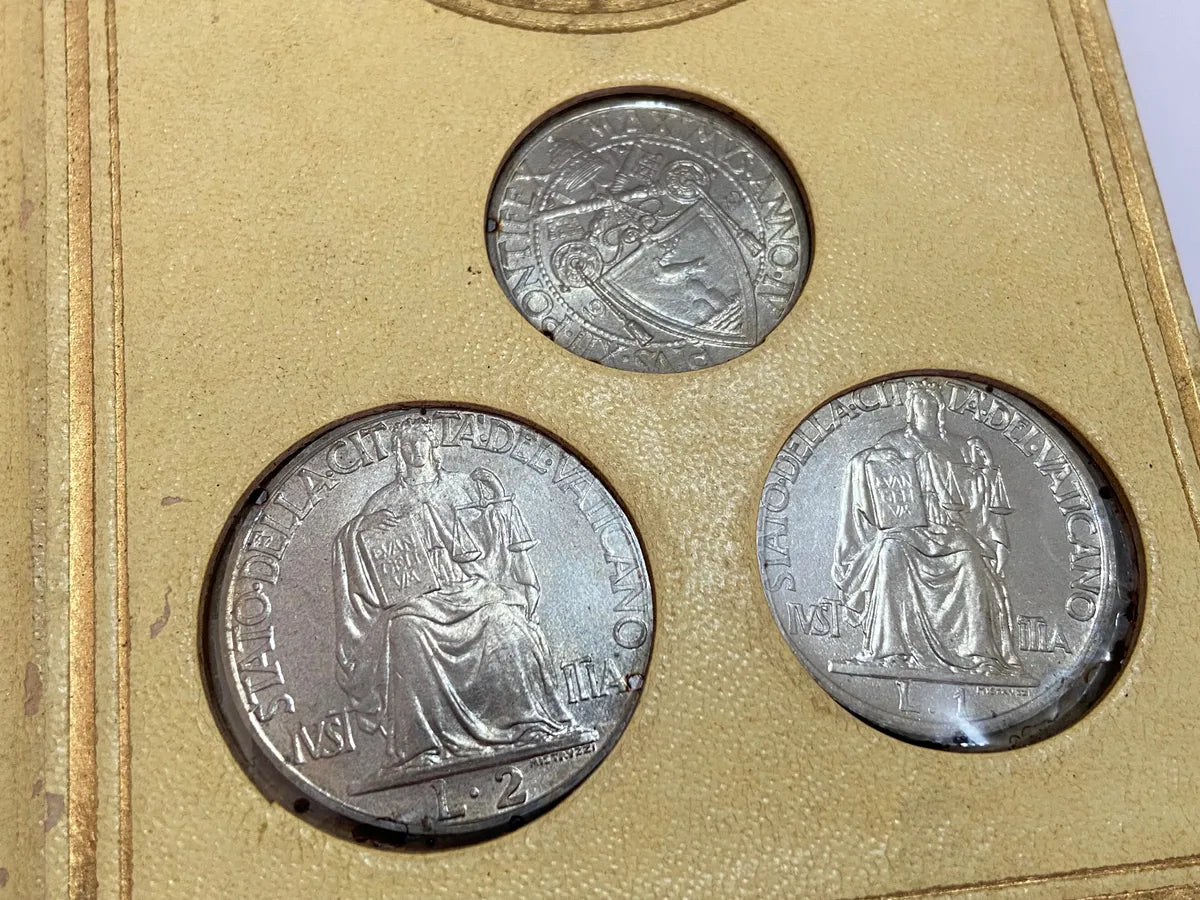 Antigo Souvenir Vaticano Ano Santo 1950 com Moedas e Selos