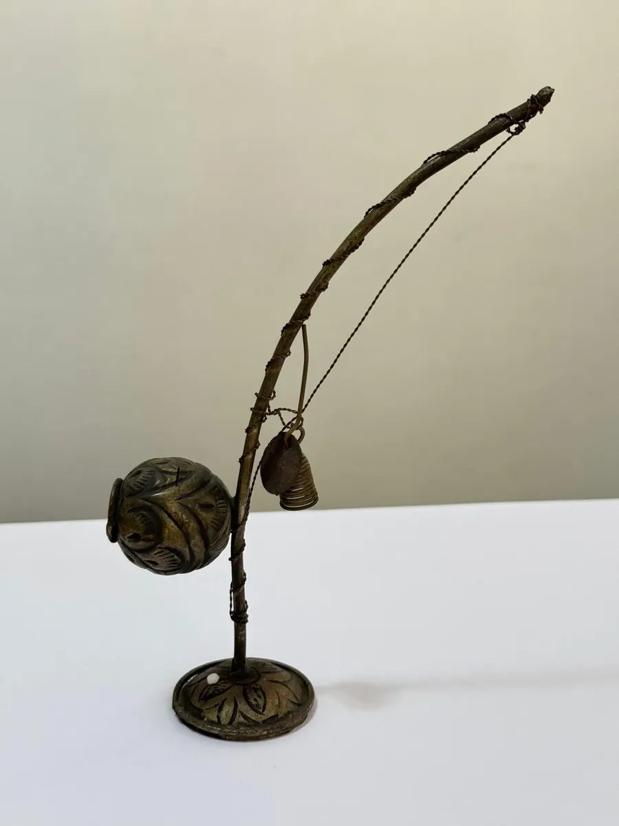 Escultura Antiga Berimbau Em Metal Com Sino 17cm