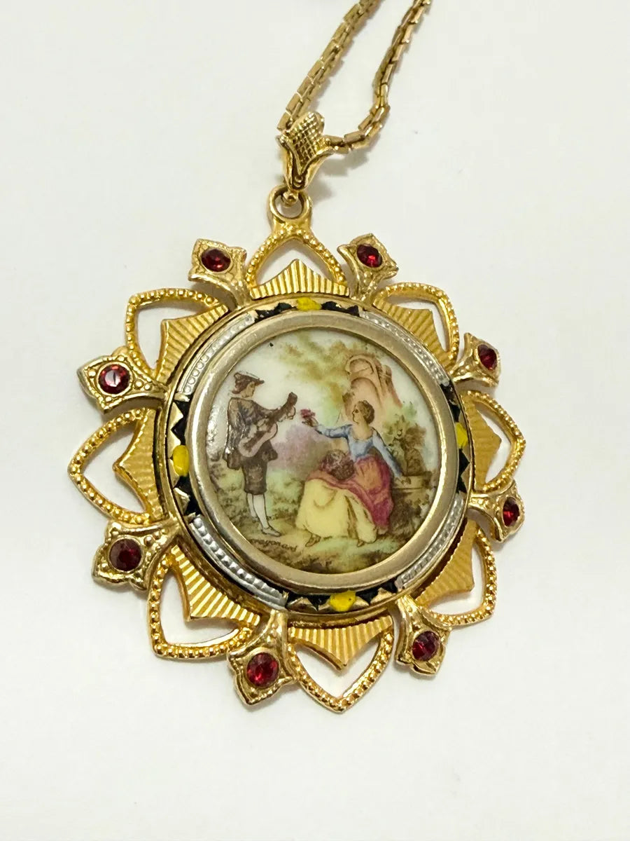 Colar Medalhão Antigo Com Miniatura Cena Romântica Dourado Único