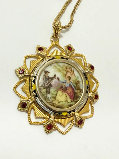 Colar Medalhão Antigo Com Miniatura Cena Romântica Dourado Único
