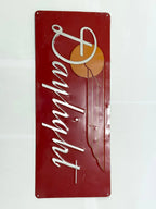 Placa Antiga Daylight Em Metal Decorativa Vermelha