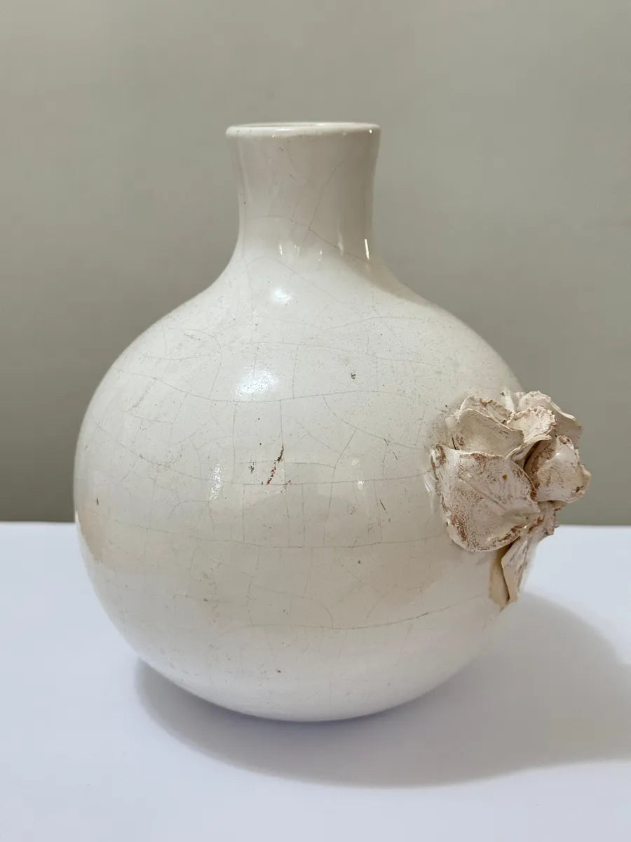 Vaso Antigo Em Cerâmica Craquelada Com Flor Em Alto Relevo