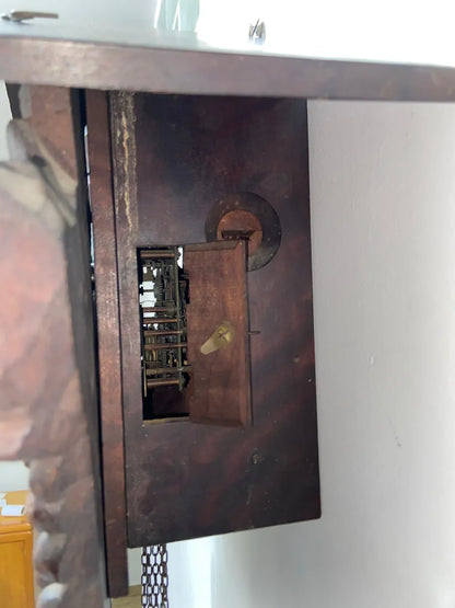 Relógio Cuco Antigo De Parede Marca H Em Madeira Entalhada Marrom Marrom