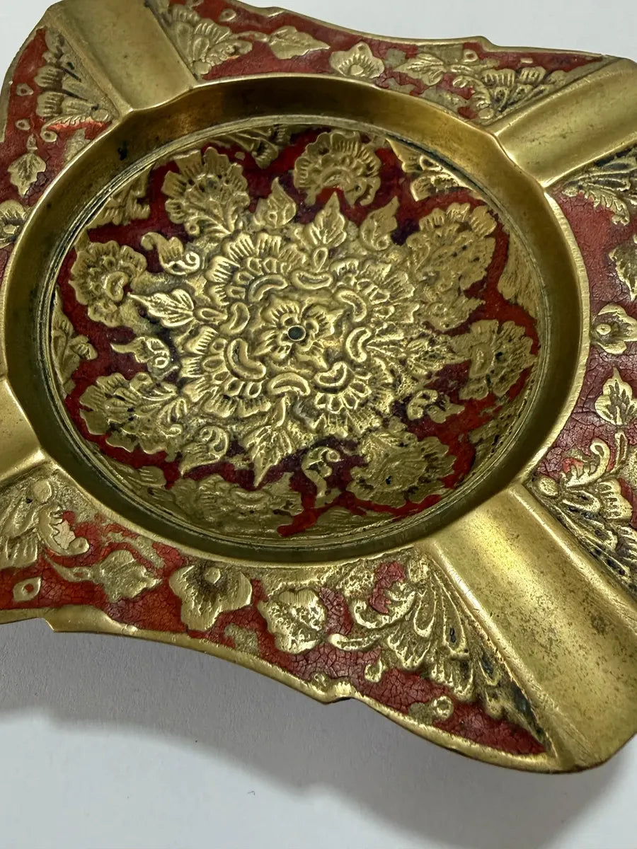 Cinzeiro Antigo De Metal Dourado Com Relevo Floral Vermelho