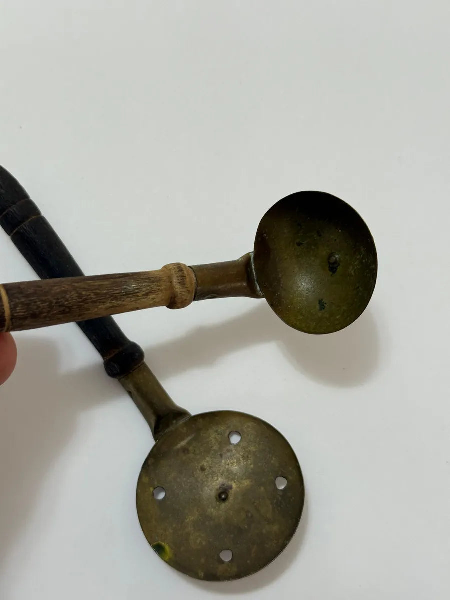 Par De Colheres Antigas Em Latão E Madeira