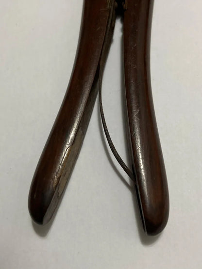 Pegador Antigo Em Madeira Nobre 28cm