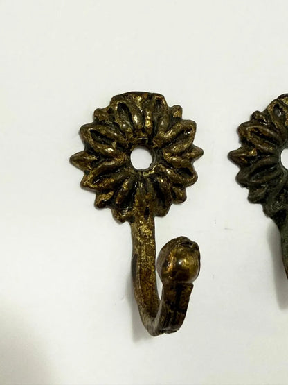Par De Ganchos Antigos Em Metal Flor 4,5cm