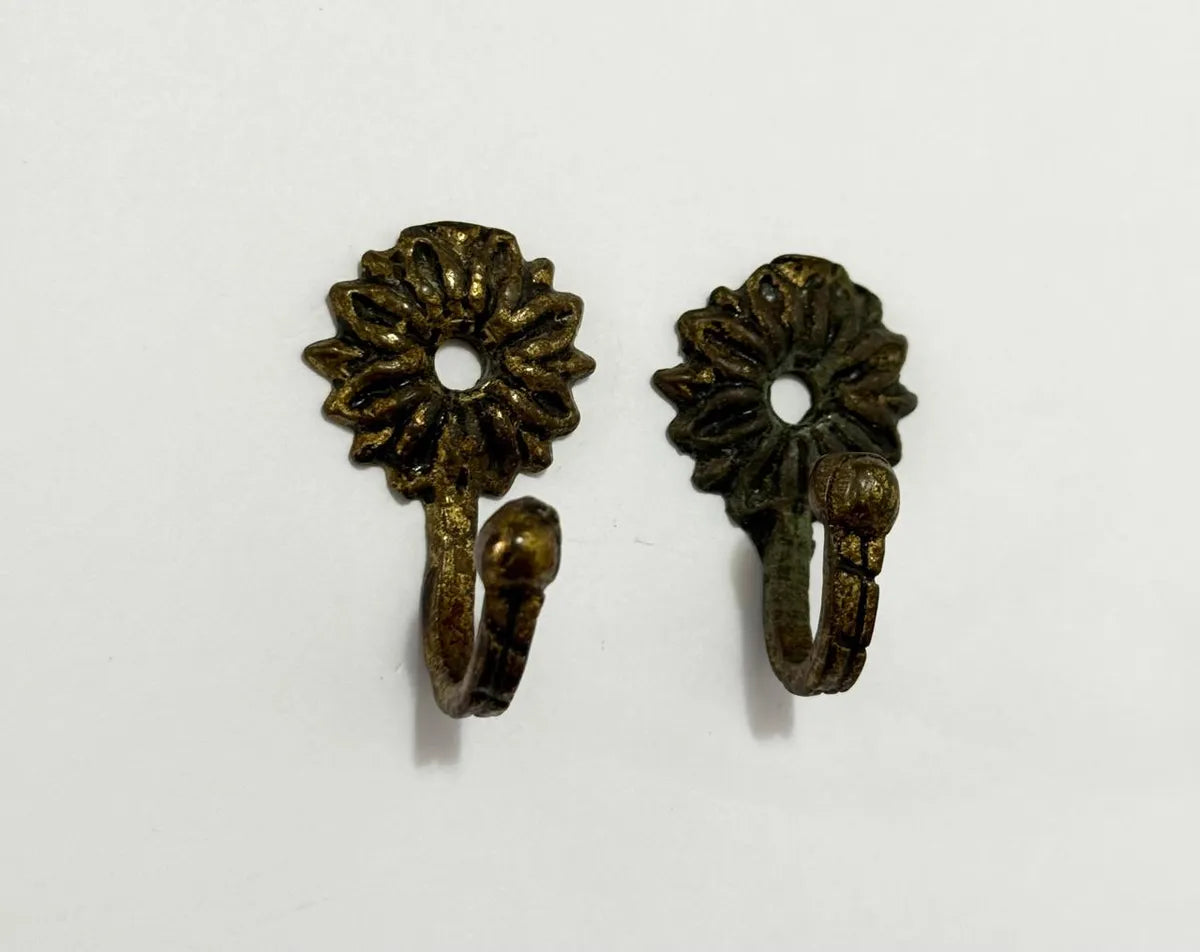 Par De Ganchos Antigos Em Metal Flor 4,5cm