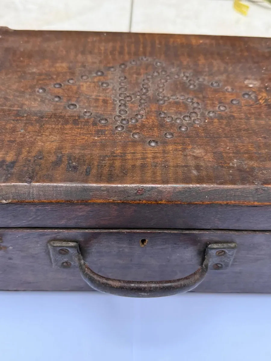 Antiga Caixa Maleta De Madeira Com Tachas Década De 1940