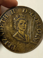Emblema Medalha Rainha Elizabeth Ii Em Metal Antigo