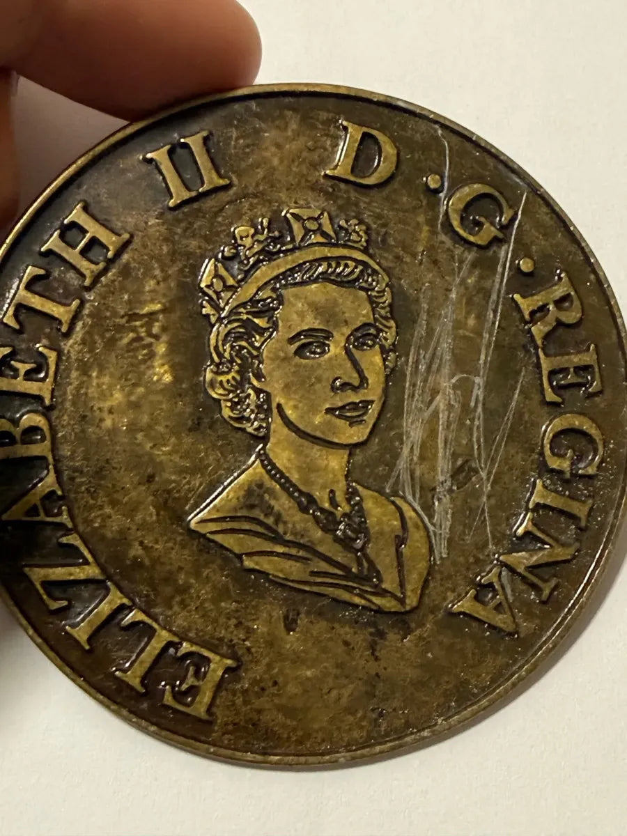 Emblema Medalha Rainha Elizabeth Ii Em Metal Antigo