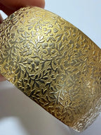 Bracelete Antigo Largo Em Metal Dourado Com Relevo Floral