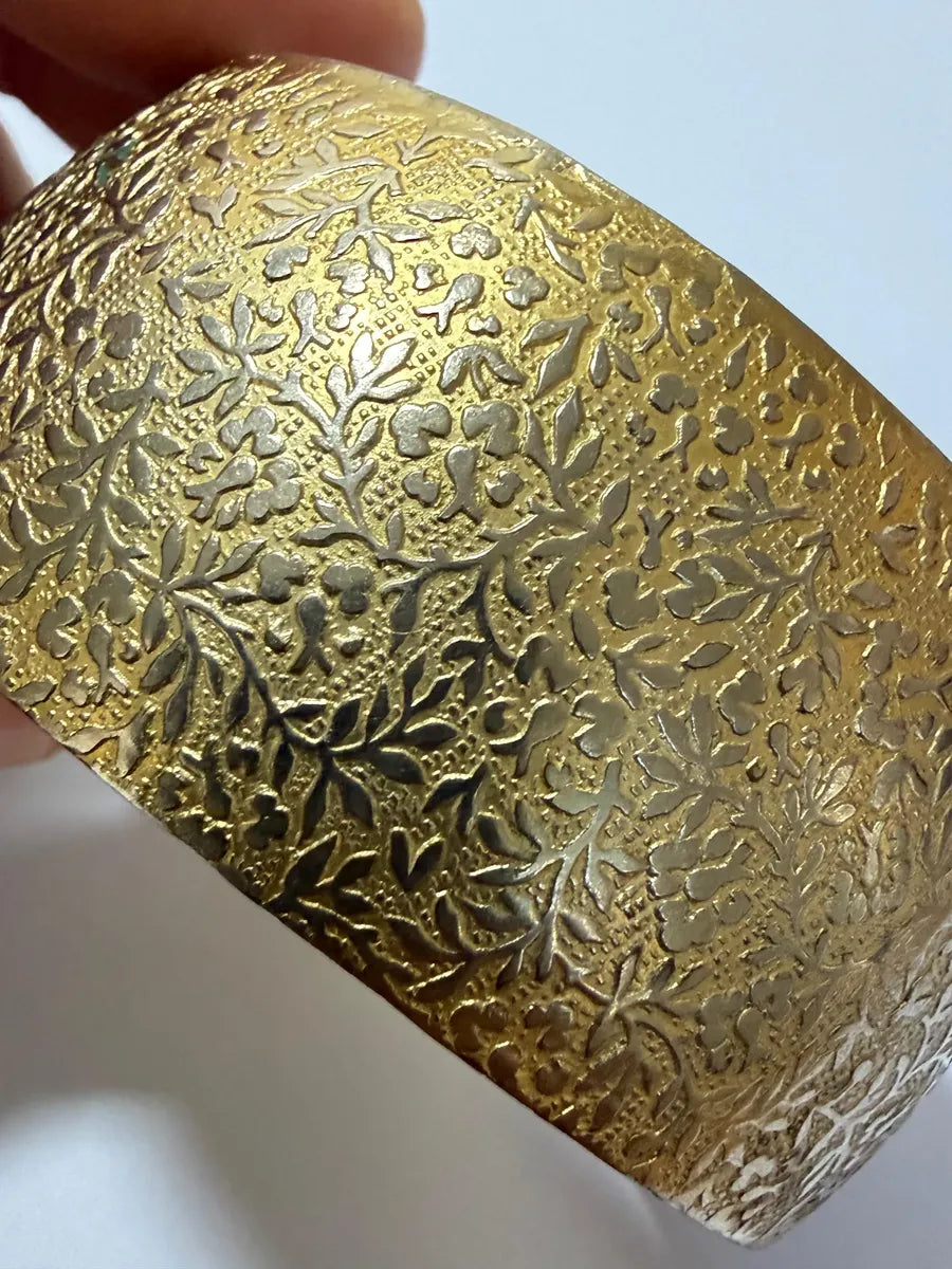 Bracelete Antigo Largo Em Metal Dourado Com Relevo Floral