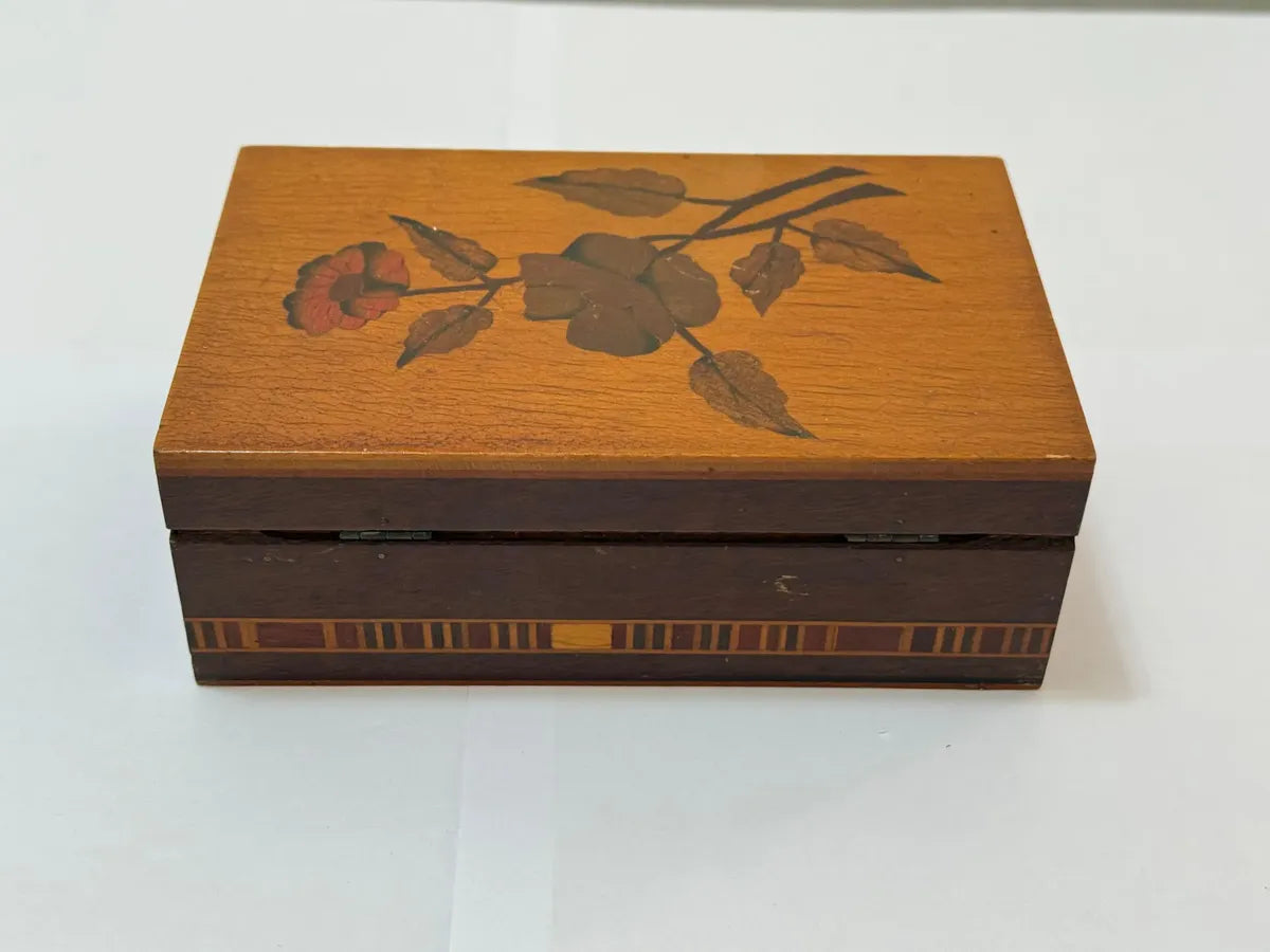 Caixa Antiga Em Madeira Marchetada Com Chave Desenho Floral