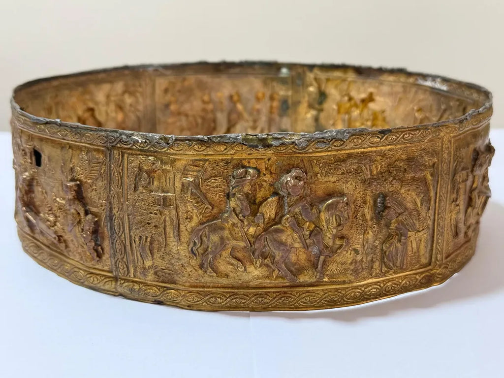 Antigo Aro Dourado Com Cenas Medievais Em Relevo