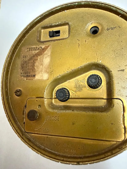 Relógio De Mesa Antigo Citizen Japão Dourado Tampa Decorada