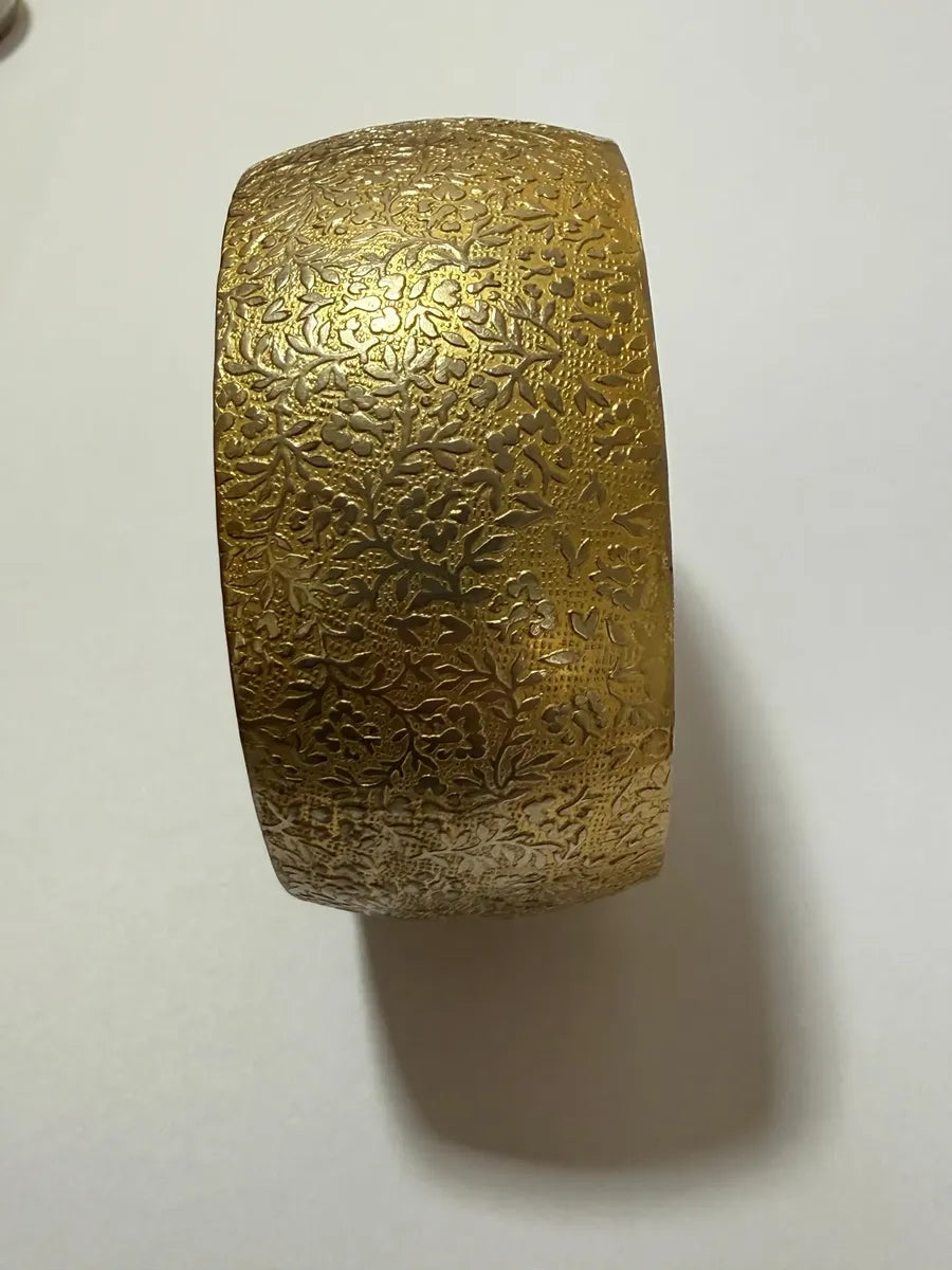 Bracelete Antigo Largo Em Metal Dourado Com Relevo Floral